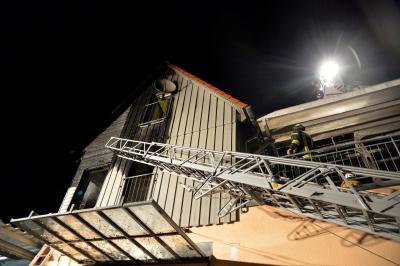 Brand in Anbau von Baeckerei fordert 2 Verletzte und zwei ausgebrannte Wohnungen in Essingen